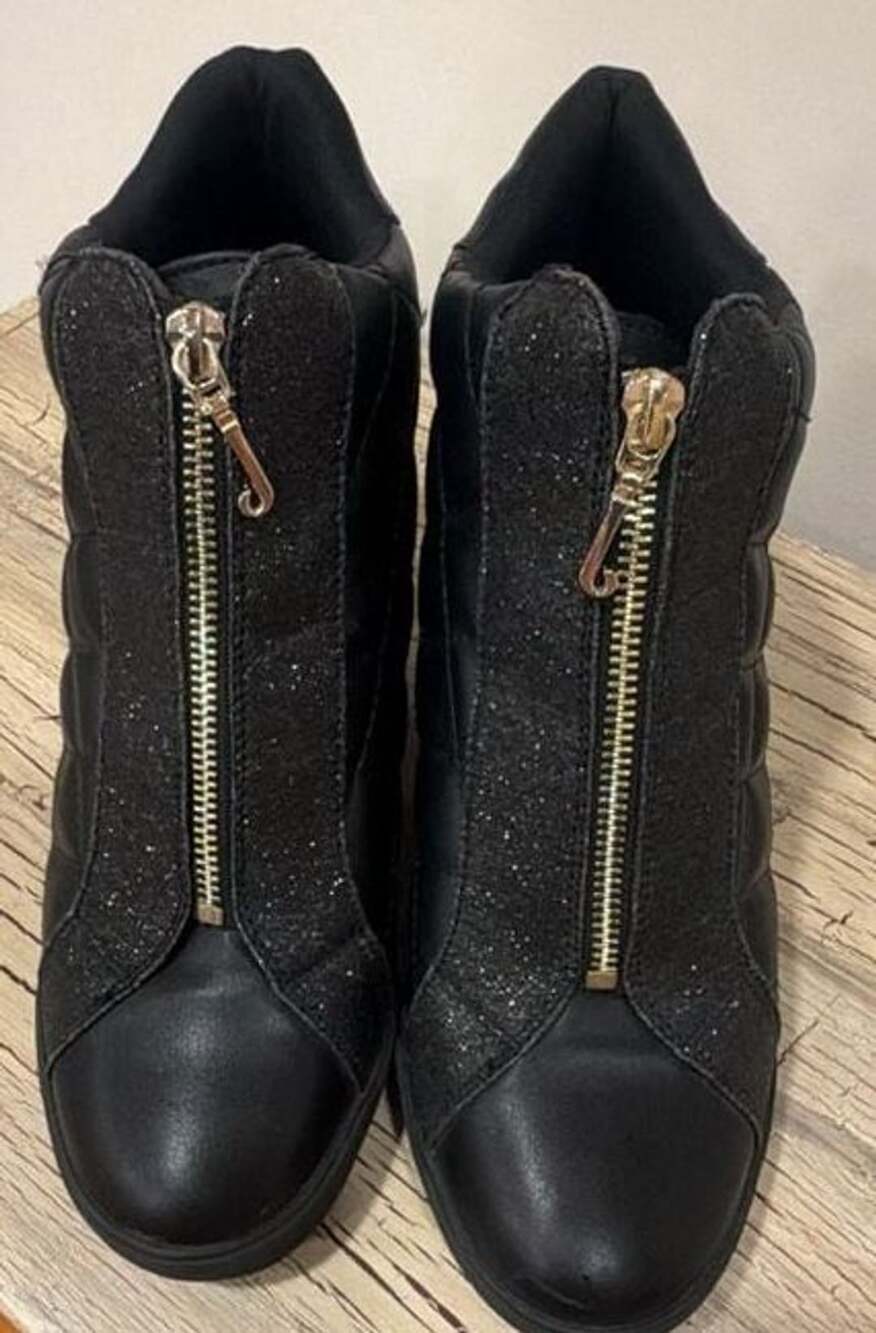 Juicy Couture
Jordie Wedge Sneaker Size 9
Black Quilted Glitter
Fall, Y2K, He